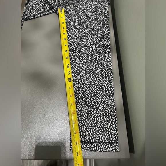 Lululemon Black and White Leggings size 6 - Picture 7 of 8